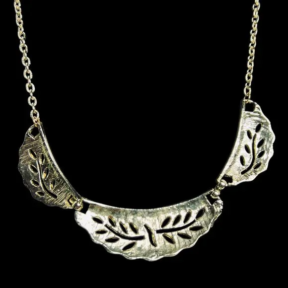 Vintage Gold Tone Leaf Bib Necklace And Clip On Earrings Set (5726) - Picture 6 of 10